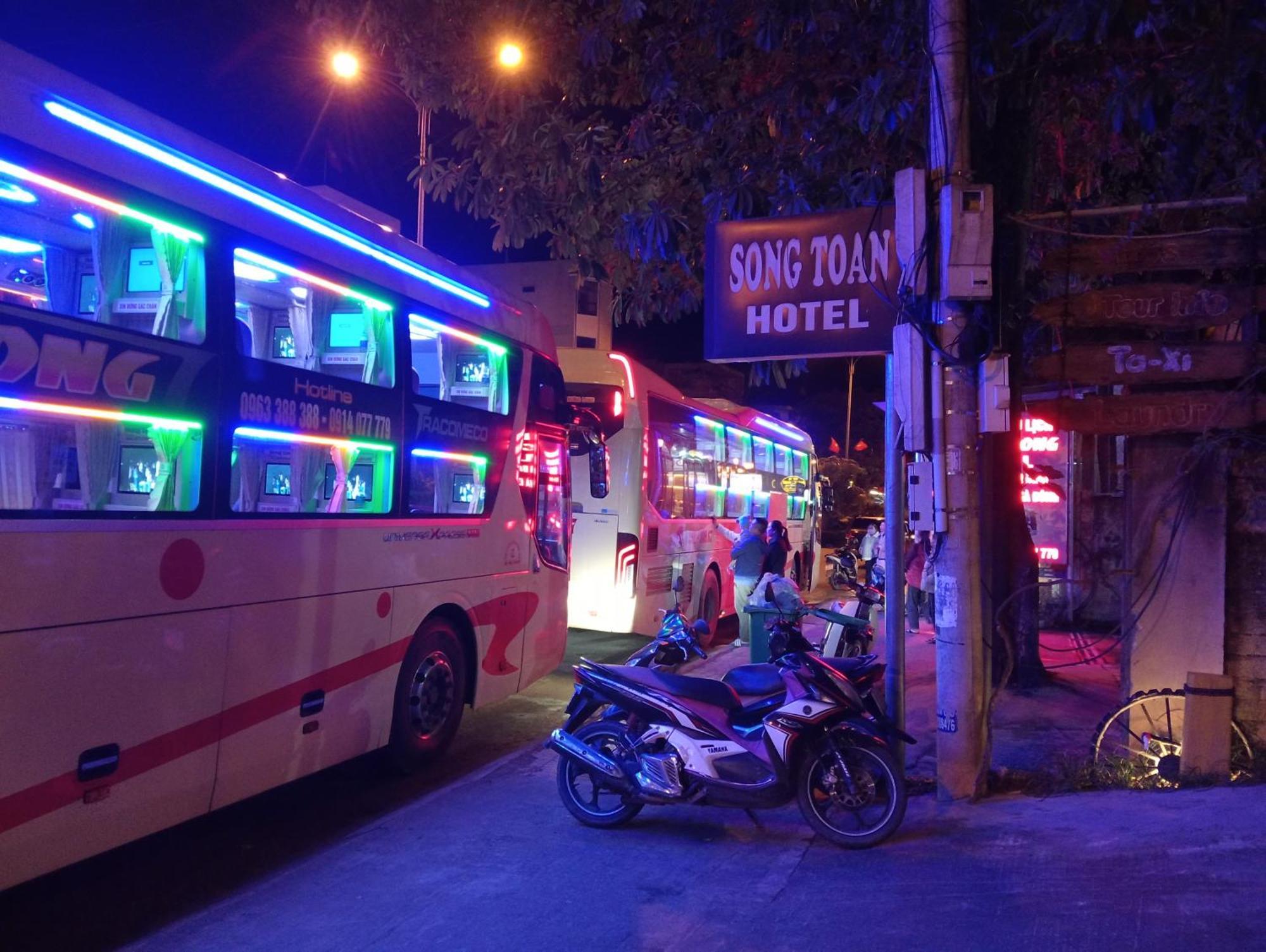 Song Toan Hotel Фонгня Экстерьер фото